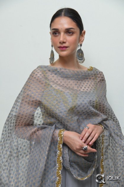 Aditi-Rao-Hydari-at-Cheliyaa-Movie-Promotions